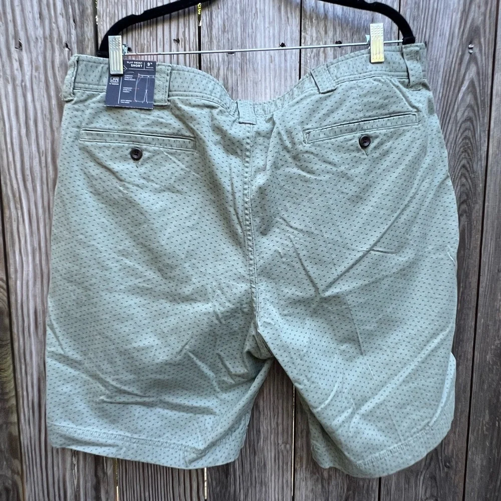 ST JOHNS BAY Light green Triangle design Flat Front Shorts Mens 40 NWT NEW